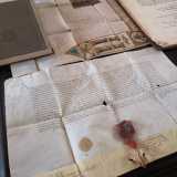Il padrone di casa ci mostra prima una carta del 1456 con il sigillo in ceralacca del Re di Napoli Alfonso d�Aragona, con la quale viene attribuita la contea di Conversano agli Acquaviva